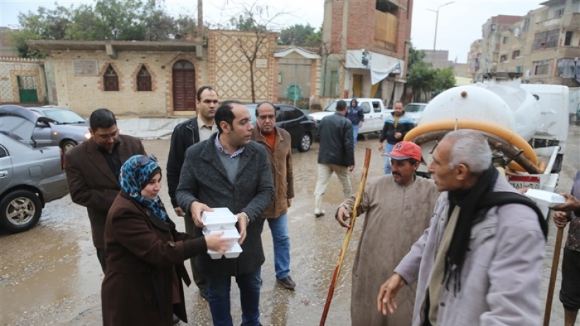 محمد موسى نائب محافظ المنوفية خلال توزيع وجبات غذائية على العاملين فى شفط المياه من الشوارع