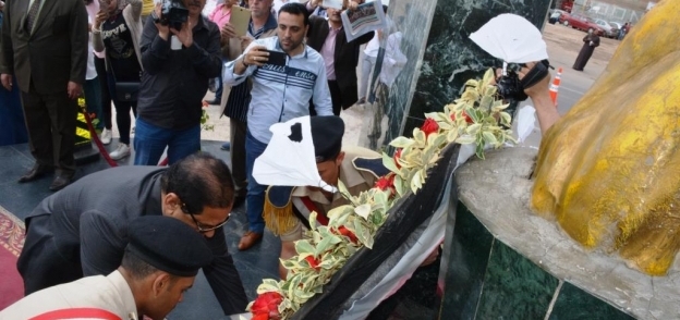 محافظ الغربية يضع اكليل الزهور بمناسبة ذكرى تحرير سيناء