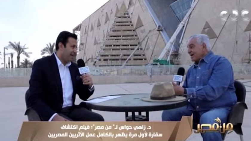 لقاء الدكتور زاهي حواس مع عمرو خليل أمام المتحف المصري الكبير