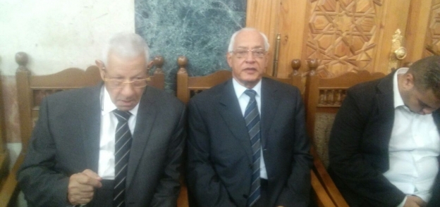 الدكتور علي الدين هلال بجانبه مكرم محمد أحمد