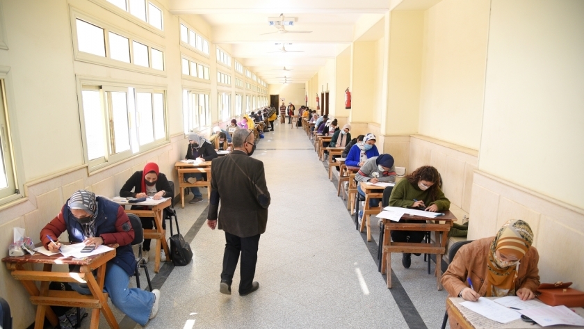 70 ألف طالب يؤدون امتحانات التيرم الأول بتجارة عين شمس «صور وفيديو»