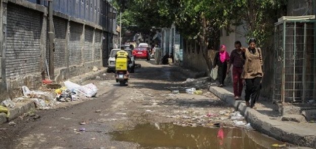 مياه وقمامة تعيق حركة المواطنين أمام محطة مترو «حدائق الزيتون»