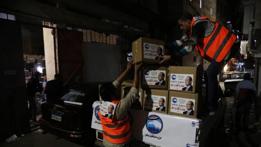 توزيع العبوات الغذائية بأحياء الإسكندرية
