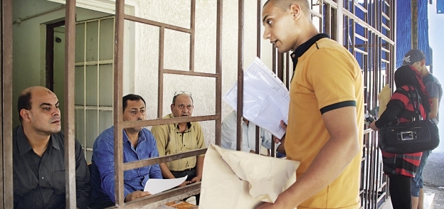 أحد الطلاب يسحب استمارة القدرات من مكتب تنسيق جامعة القاهرة 