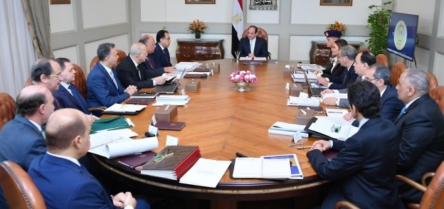 السيسي يجتمع بـ"مدبولي" و 10 وزراء ورئيس المخابرات