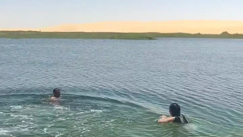 الاستحمام في البحيرة الباردة في سيوة