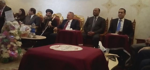 محافظ الغربيةومساعدي وزيرالداخلية يقدمون التهنئة لأقباط كنيسة المحلة