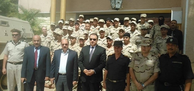 المستشار وائل مكرم، محافظ الفيوم، يهنئ رجال الشرطة والجيش بعيد الأضحى المبارك