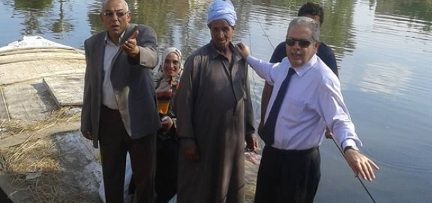 بالصور| استجابة لـ"الوطن".. رئيس مدينة بني عبيد بالدقهلية يزور مركب "العرب"