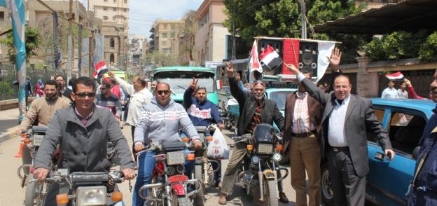 عمال غزل شبين الكوم ينظمون مسيرة حاشدة لدعم المشاركة في التعديلات