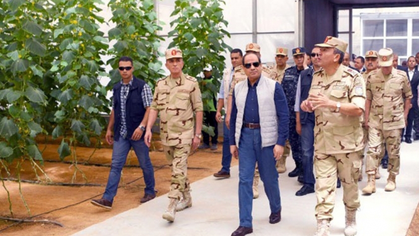الرئيس السيسى خلال تفقده المرحلة الثانية من مشروع «الصوب الزراعية» فى قاعدة محمد نجيب