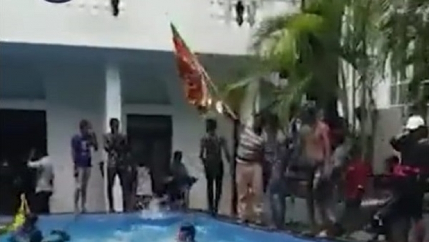 متظاهرو سريلانكا يسبحون في حمام سباحة الرئيس