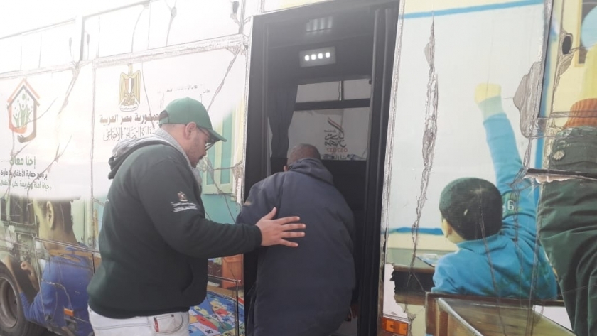 فريق" اطفال وكبار بلامأوي" ينقذ مسن بمحافظة دمياط وينقله لدار رعاية