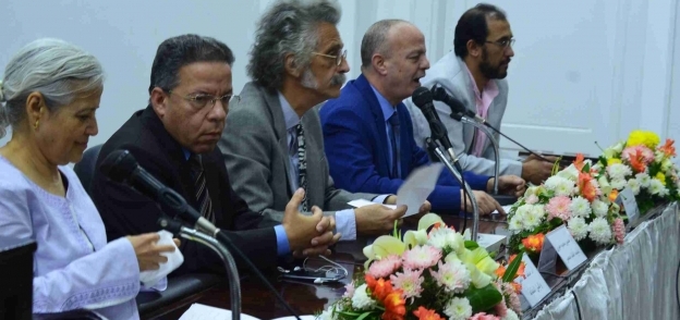 أعضاء مجلس النقابة العامة للأطباء يتوسطهم الدكتور حسين خيري نقيب الأطباء