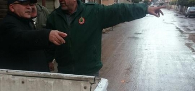 رئيس مجلس مدينة السنطة يباشر أعمال كسح وشفط المياه من الشوارع ويشدد على إزالة البرك والمستنقعات