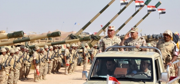 بالصور| وزير الدفاع يتفقد المنطقة الغربية العسكرية