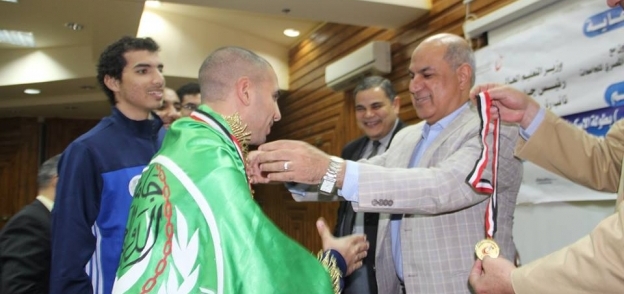 رئيس جامعة كفر الشيخ يُكرم الفائزين فى بطولة الاسكواش