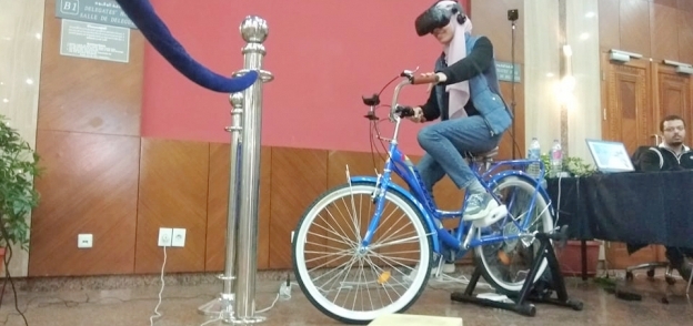 الإسكندرانية يجربون مسار الدراجات على الكورنيش عبر "الواقع الإفتراضي"