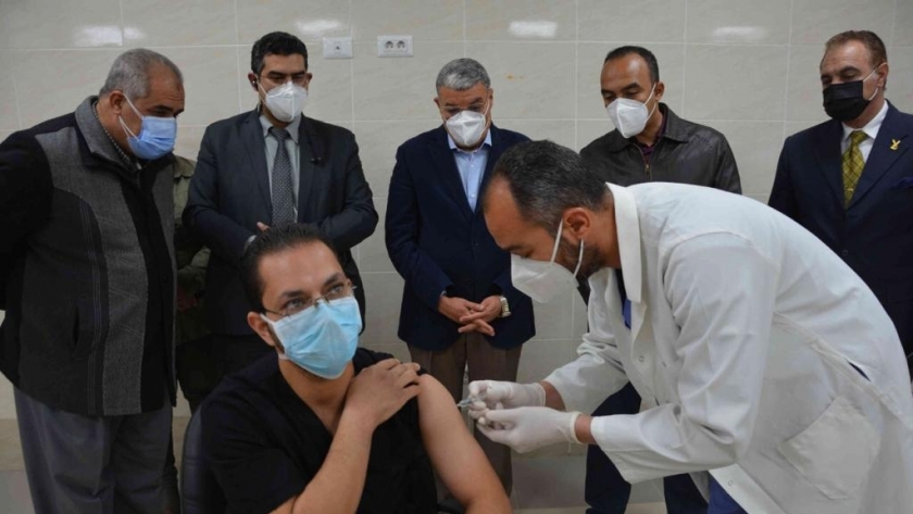 تطعيم الفرق الطبية بلقاح فيروس كورونا