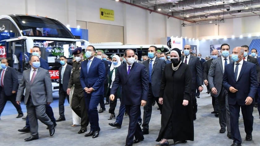 الرئيس عبدالفتاح السيسي خلال افتتاحه معرض السيارات اليوم