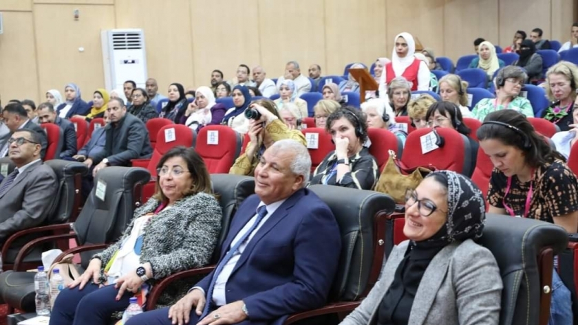 محافظ الوادي الجديد يحضر مؤتمر سيدات أعمال مصر 21