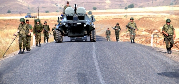 جنود أكراد أثناء تأمين أحد الطرق الرئيسية