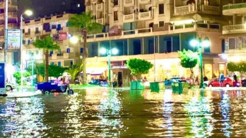 غرق الشوارع تسبب في تعطيل العمل بالإسكندرية