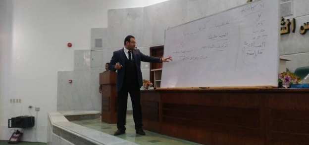 الدكتور عبدالمعطى خبير اللغه العربية يحاضر بقافلة تعليمية مجانية للثانوية العامة بمطروح