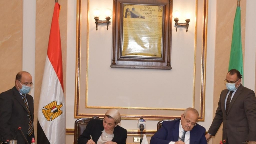وزيرة البيئة ورئيس جامعة القاهرة خلال توقيع البروتوكول