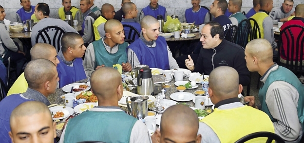 الرئيس يتحدث مع طلبة الكلية الحربية ويشاركهم الإفطار