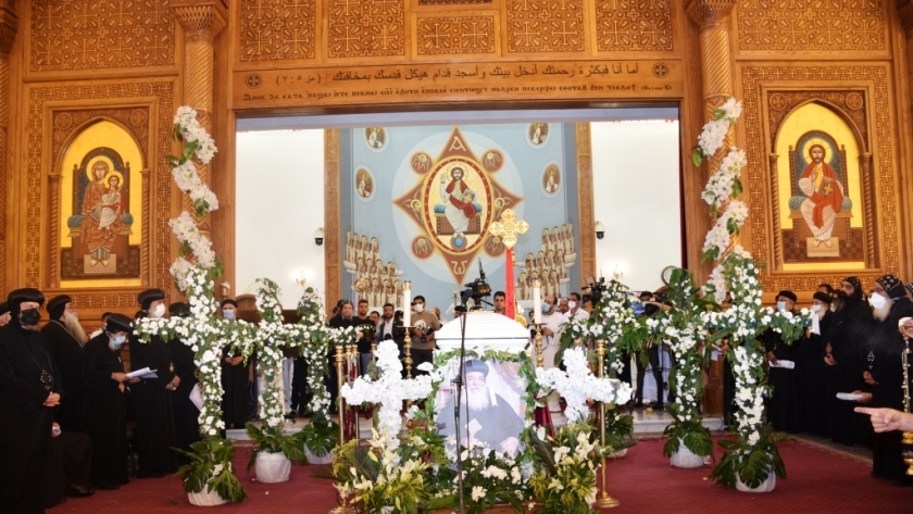 محافظ أسوان يشارك في صلاة الجنازة على جثمان نيافة «الأنبا هدرا»