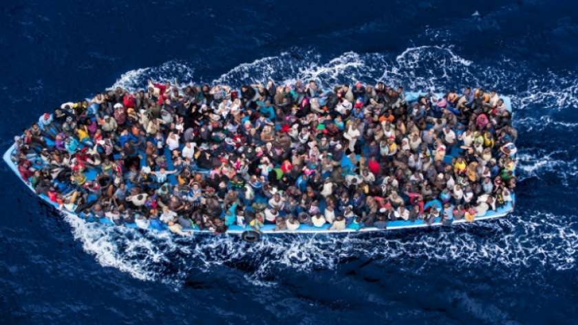 مهاجرون غير شرعيين على متن قارب