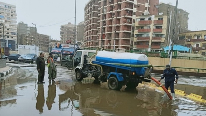شفط مياه الأمطار من شوارع أسيوط