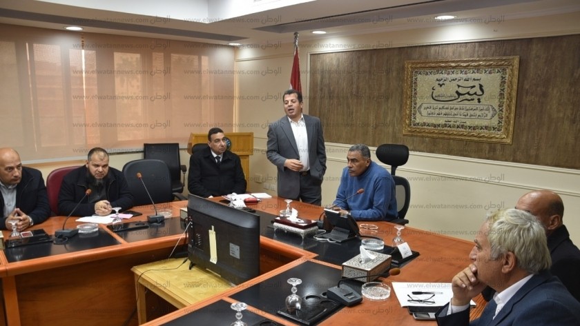 محافظ مطروح خلال اجتماع مناقشة حل مشكلة تسرب الصرف الصحى بقرية علوش