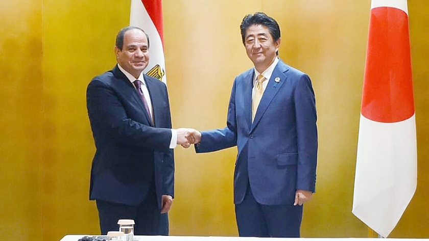 السيسي يدعو رئيس وزراء اليابان لزيارة مصر