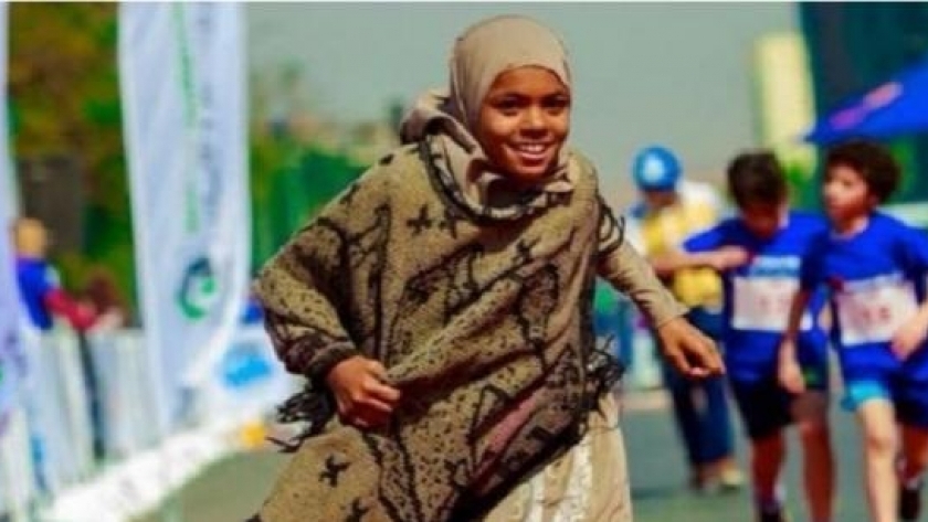 الطفلة مروة بائعة مناديل في سباق عام 2018