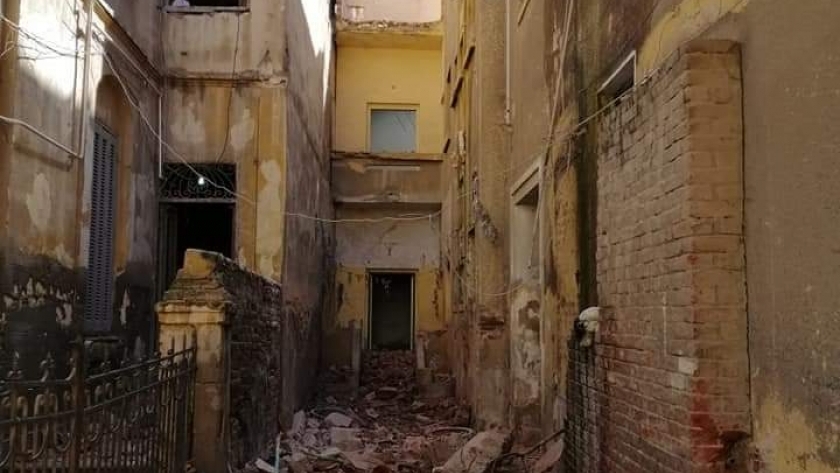 سقوط أجزاء من عقار قديم خالي من السكان في الإسكندرية