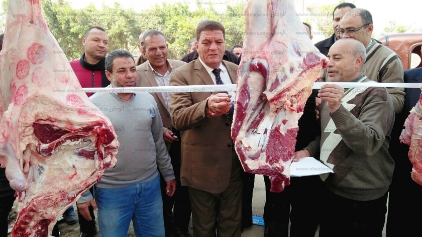 افتتاح منفذين لبيع اللحوم الطازجة بكفر الدوار وأبو حمص فى البحيرة