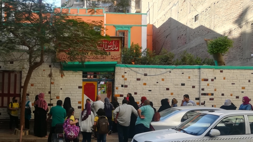طلاب وأولياء أمور أمام مدرسة السكاكيني الابتدائية بالقاهرة