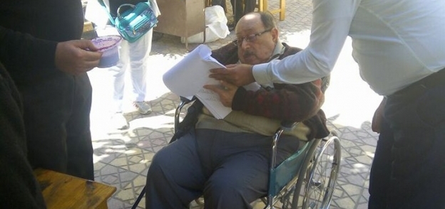 خروج مستشار من لجنته وسط الإسكندرية لمساعدة كبار السن للتصويت