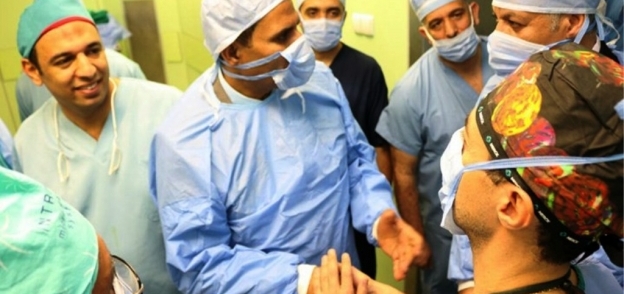 إجراء 98 عملية جراحية في العيون بجامعة سوهاج بالتعاون مع "روتاري"