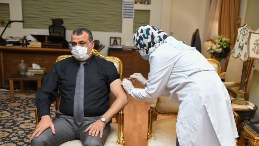 نائب رئيس الهيئة القومية للإنتاج الحربي يتلقى اللقاح