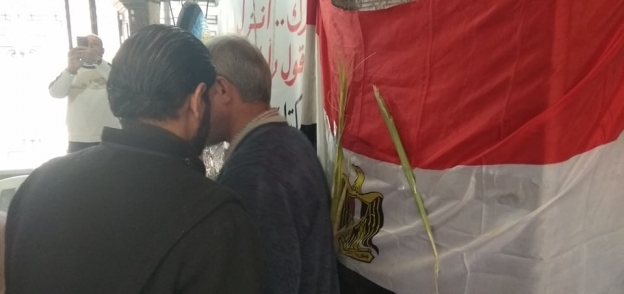 "السعف على العلم المصري".. احتفال المصلين بكنسية العذراء بختام القداس