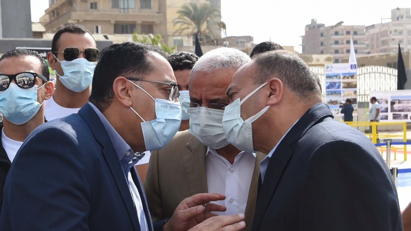 رئيس الوزراء خلال جولته بمحافظة السويس اليوم مع عدد من المسؤولين