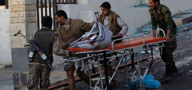 إسعاف أحد المصابين فى الغارة التى استهدفت قاعة العزاء فى صنعاء