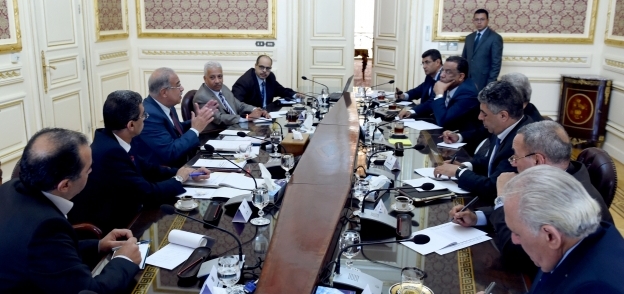 رئيس الوزراء  خلال اجتماعه برؤساء تحرير الصحف القومية
