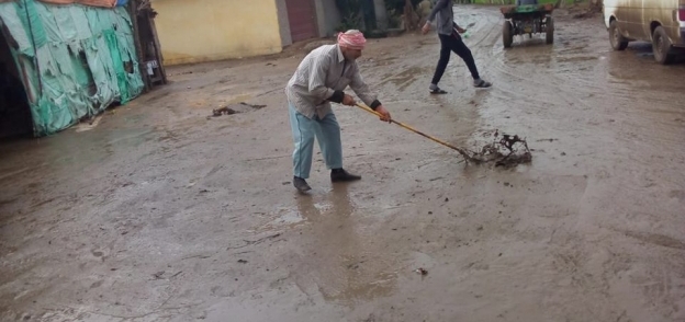 رئيس مدينة دسوق يتابع رفع مياه الأمطار وحملات النظافة