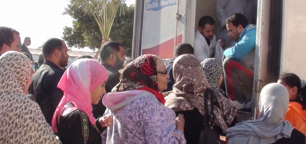 توافد المواطنين على سيارة بيع لحوم دجاج مدعم تابعة لتموين جنوب سيناء