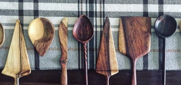 أدوات مطبخية مصنوعة يدويا من الخشب