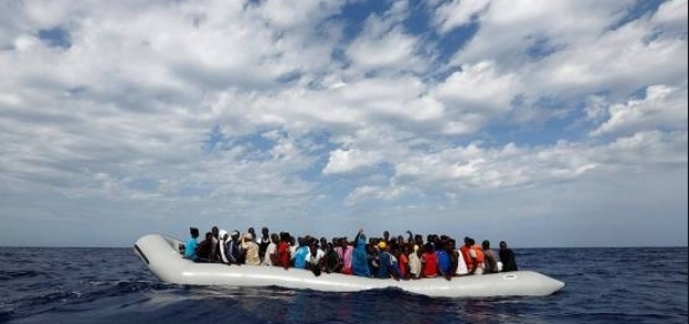 ليبيا: حرس السواحل ينقذ 100 مهاجر قبالة شاطئ شمال غربي البلاد